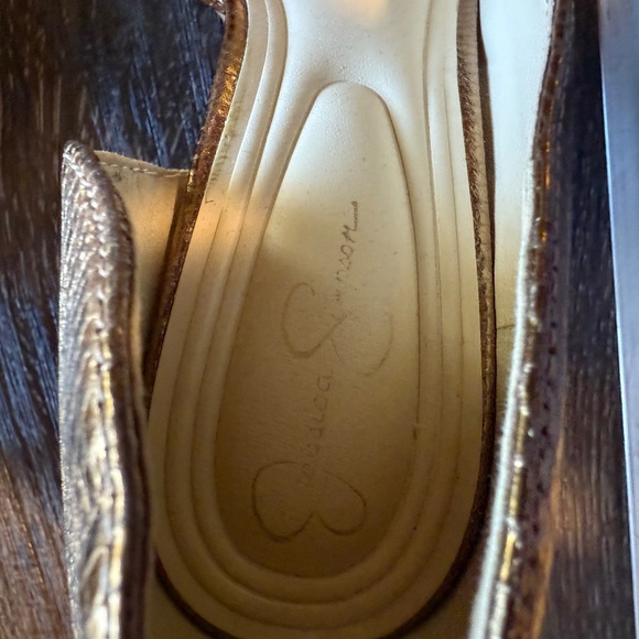 Women’s Gold pumps - Picture 1 of 3